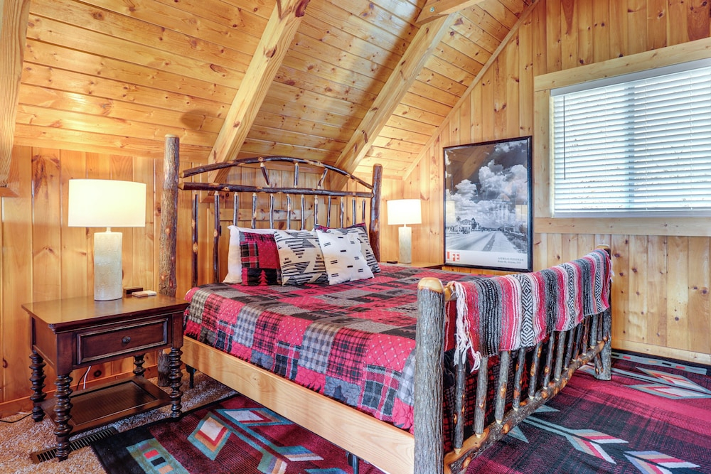 'scenic Solitude' w/ Hot Tub: 3 Mi to Pigeon Forge