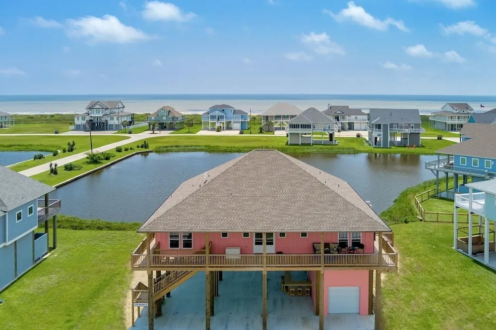 Coral Cabana 4 Bedroom Home by RedAwning