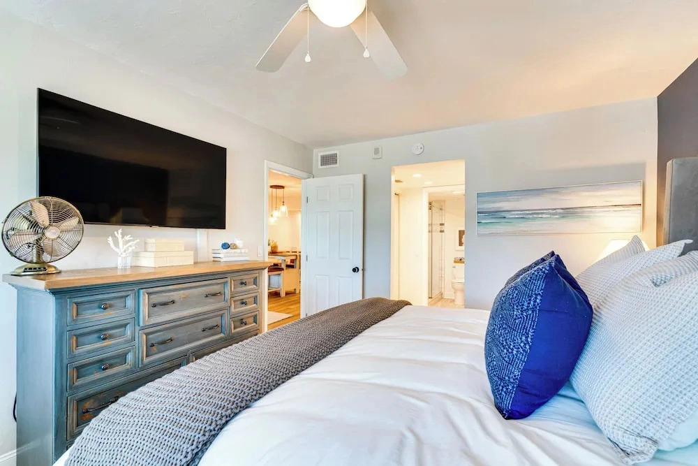 < 1 Mi to Fort Myers Beach: Bayfront Condo w/ Pool