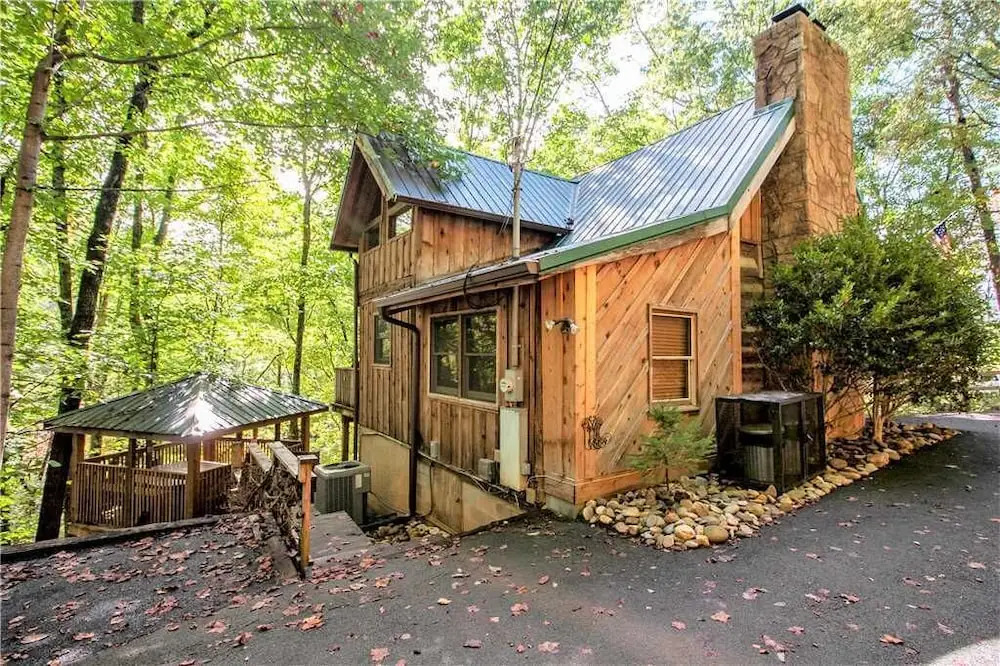 Blessed Beyond Measure, 2 Bedrooms, Hot Tub, WiFi, Pool Table, Sleeps 7