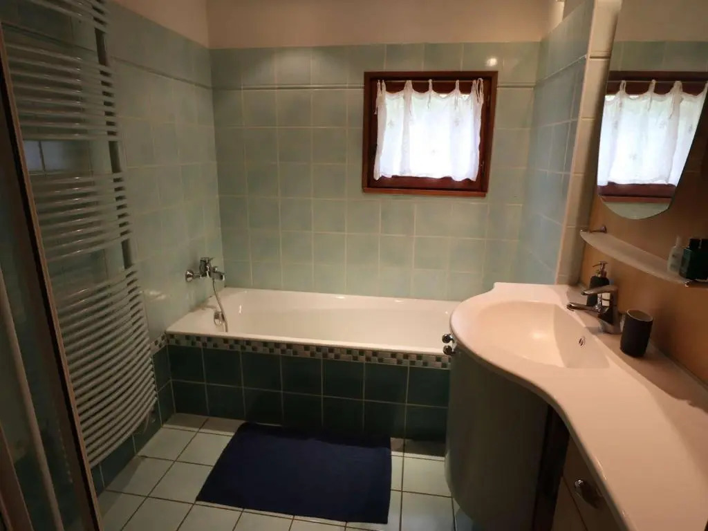 Chalet Familial pour 10 Pers. à Proximité des Pistes et Commerces avec Cheminée et Wifi - FR-1-342-232