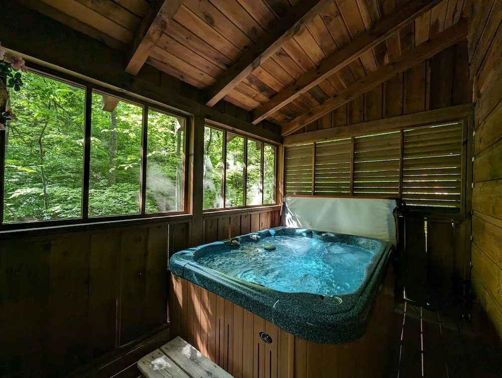 ER57 - Bear Haven - Great location! Close to all the action! cabin