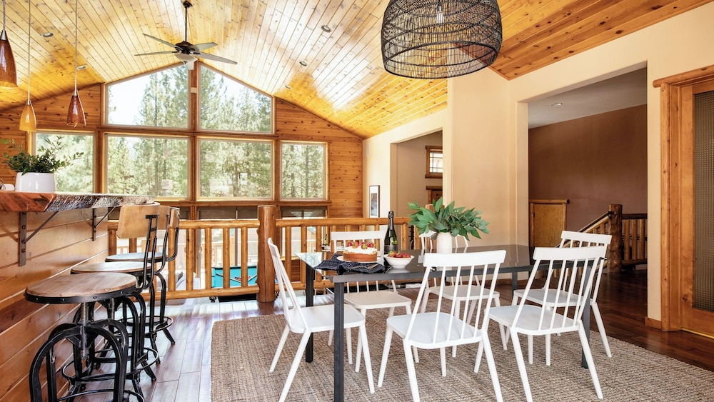 Bernard by Avantstay Luxurious Cabin in Big Bear w/ Hot Tub & Pool Table
