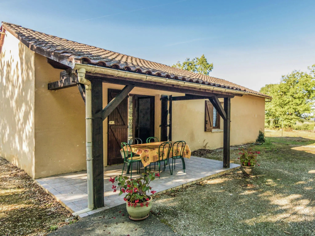 Modern Holiday Home in Salignac-Eyvigues with Swimming Pool