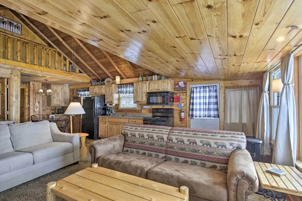 Charming Lost Lake Cabin: Fish, Boat & Hunt!