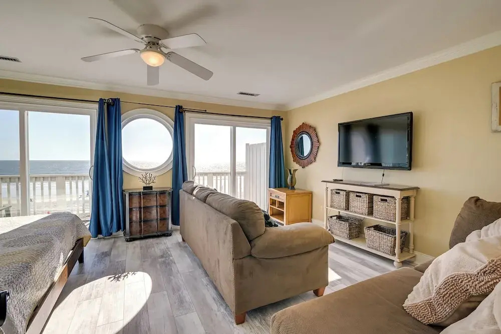 Beachfront Murrells Inlet Home - Walk to Pier!