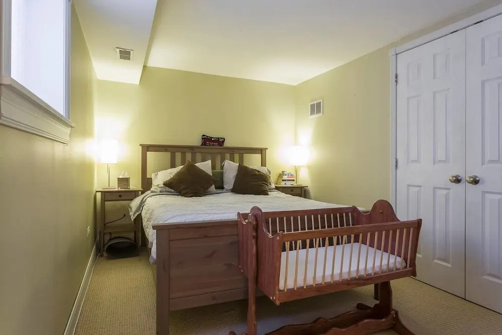 Spacious Split-level Apartment - Great for Groups