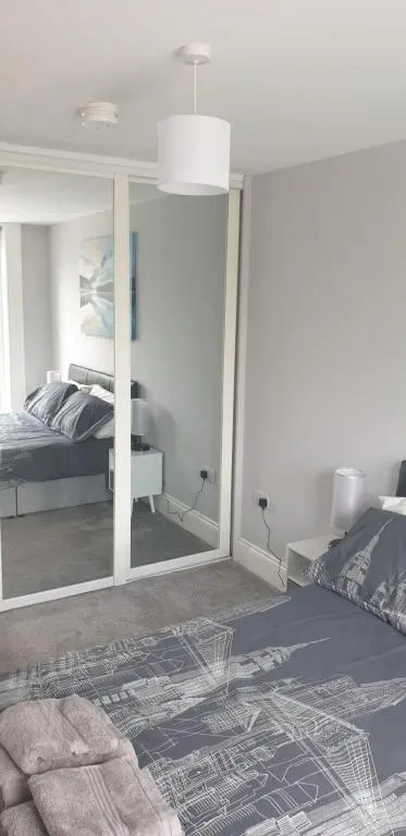 Modern 2 bed apartment with parking