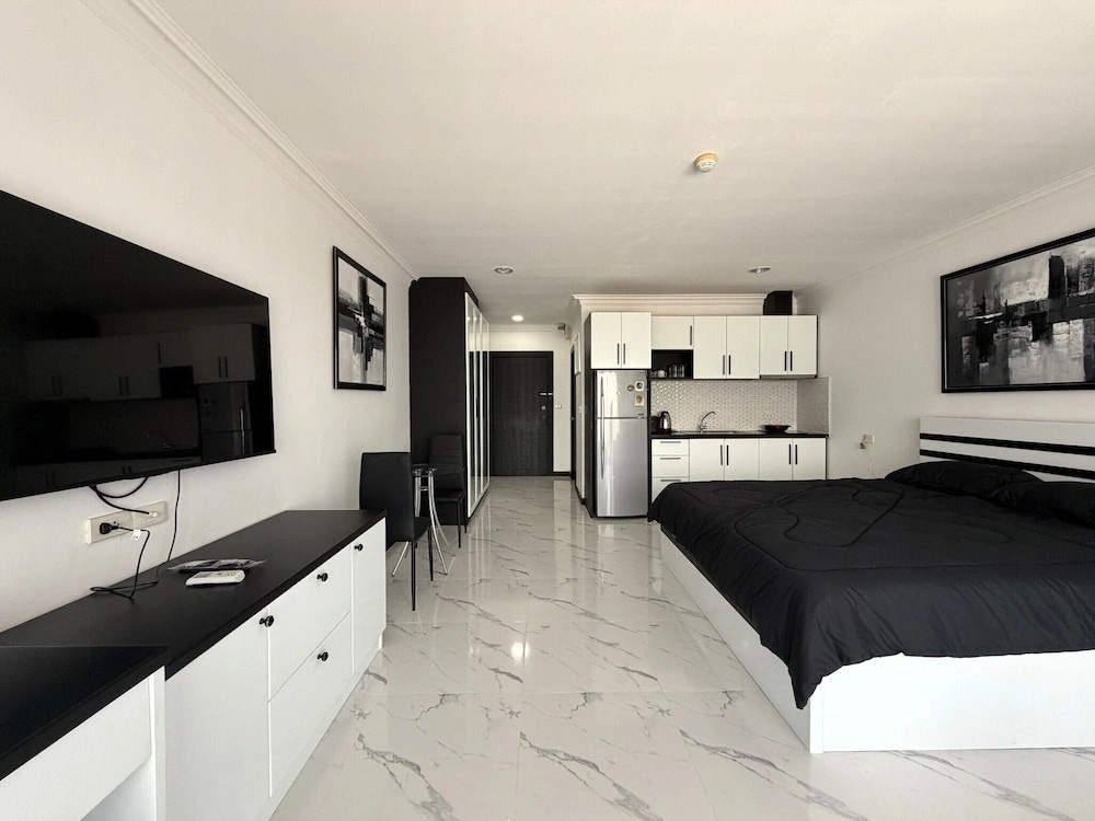 1-bedroom Pool-view Condo With Large Balcony - Jomtien