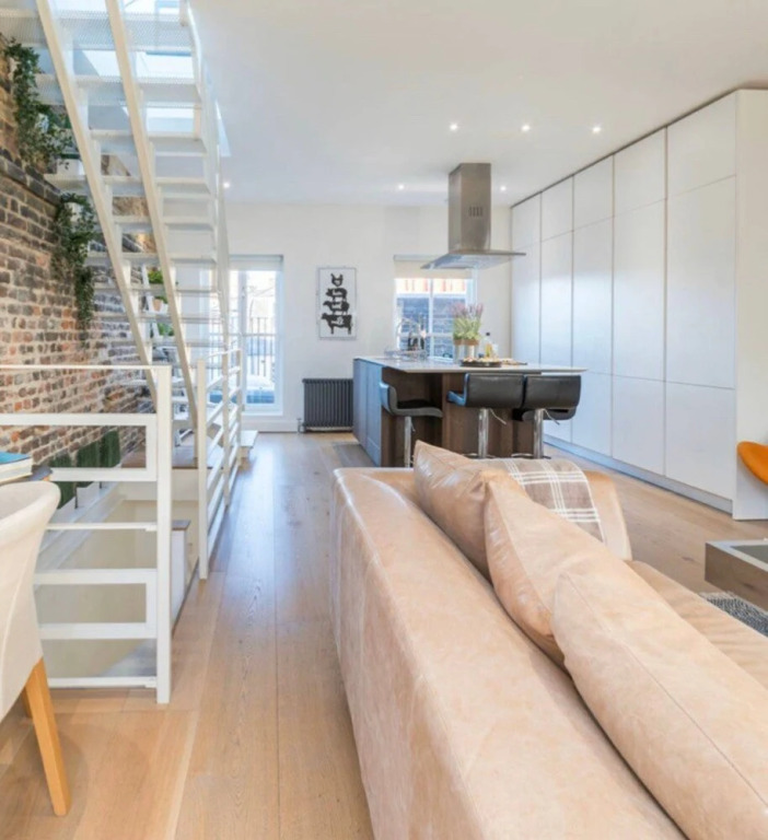 Striking 2 Bed With Roof Terrace, a short walk from Oxford Street.