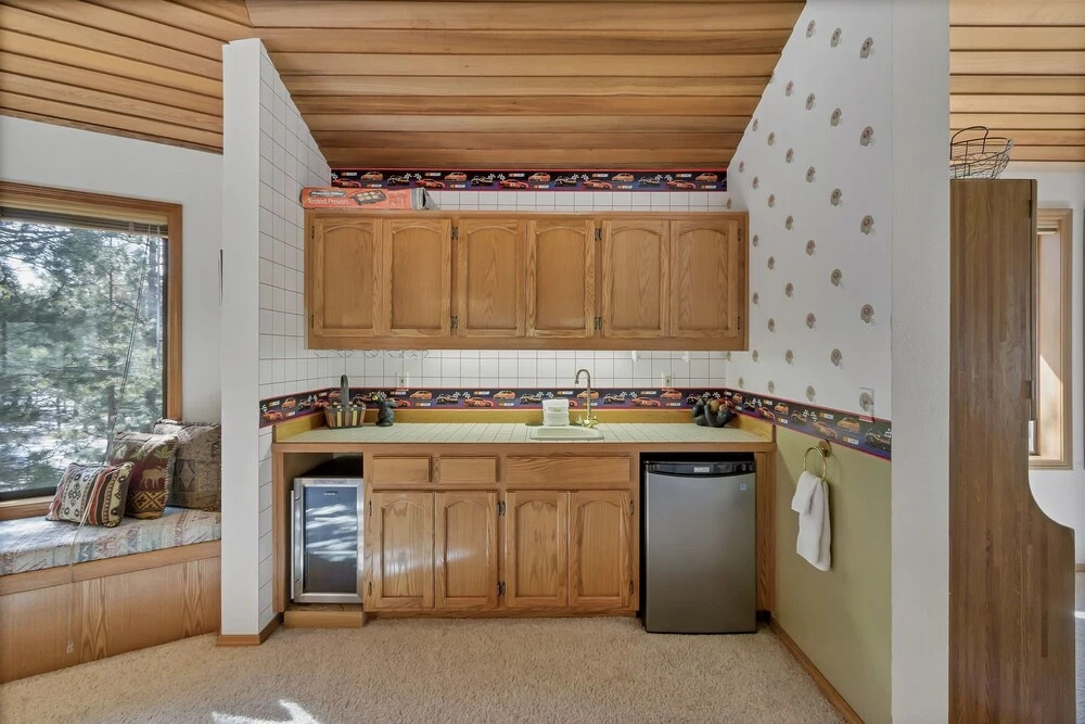 8 Crag Home with Private Indoor Hot Tub, Bike is Provided for Outdoor Activities by RedAwning