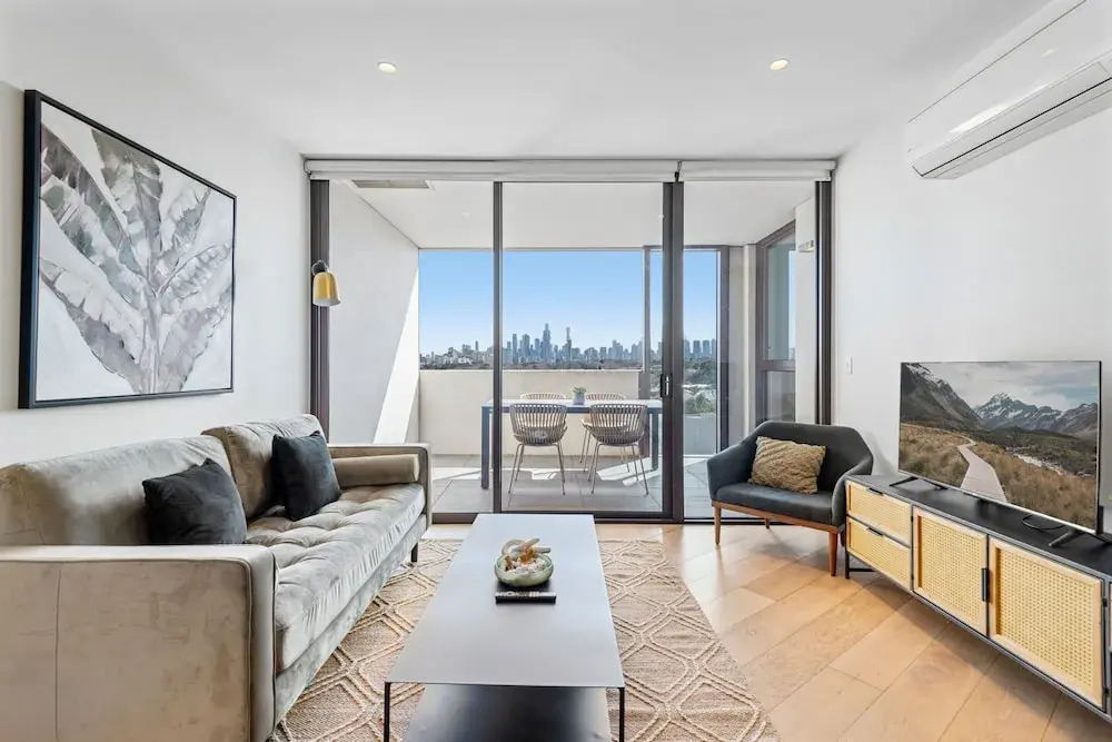 Elegant 2-bed Apartment With Expansive City Views
