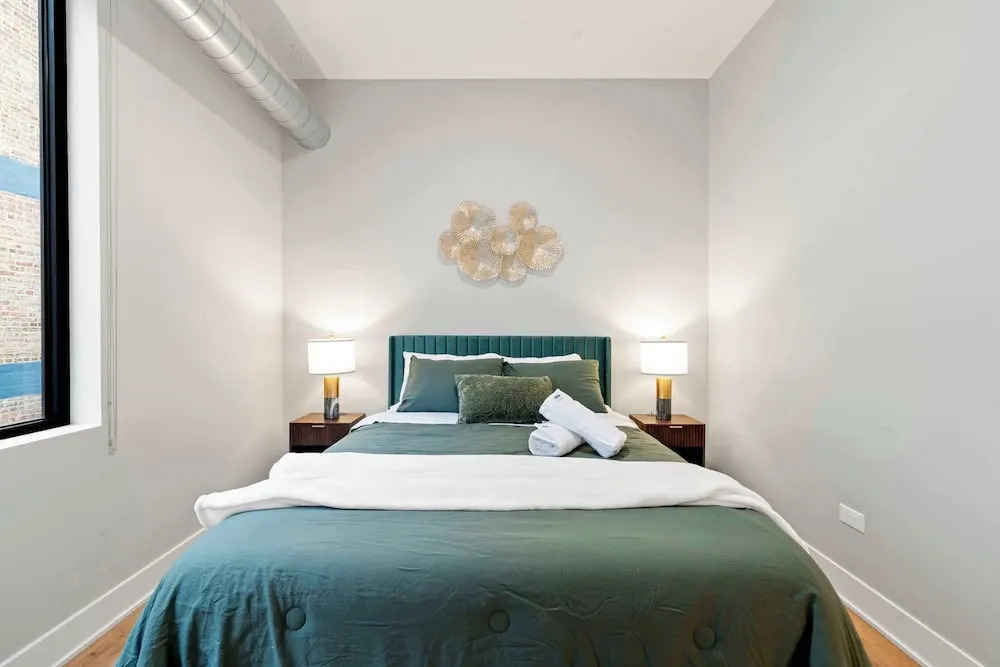 Edgewater Gem Stylish 2BR Apartment Near Lake