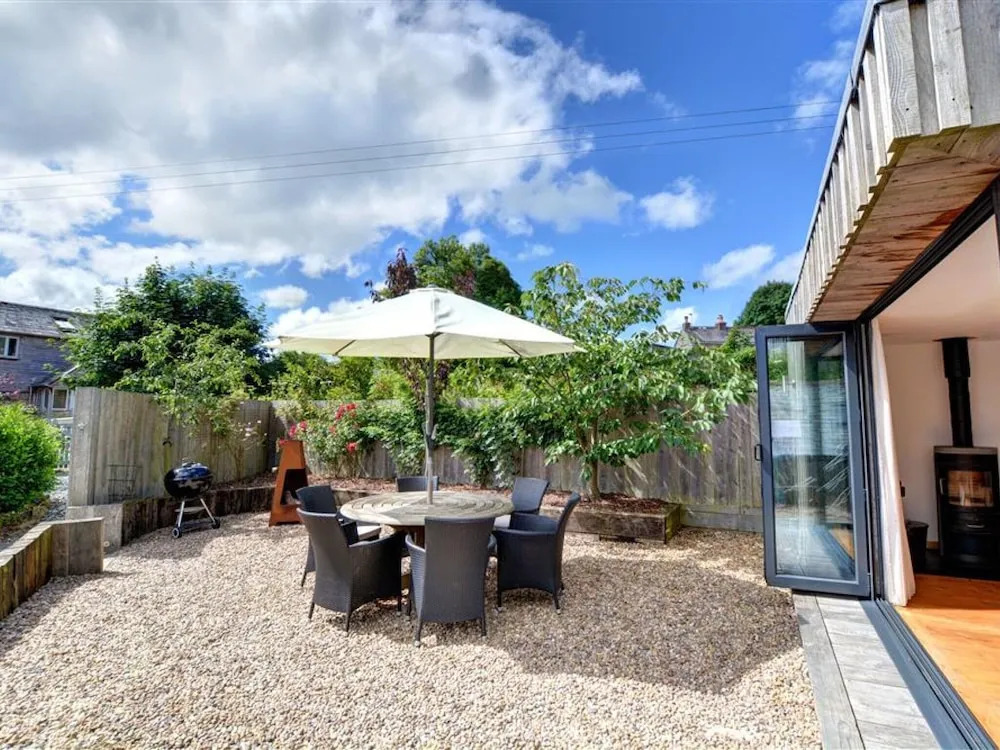 Bright Holiday Home in Saint Kew With Fireplace
