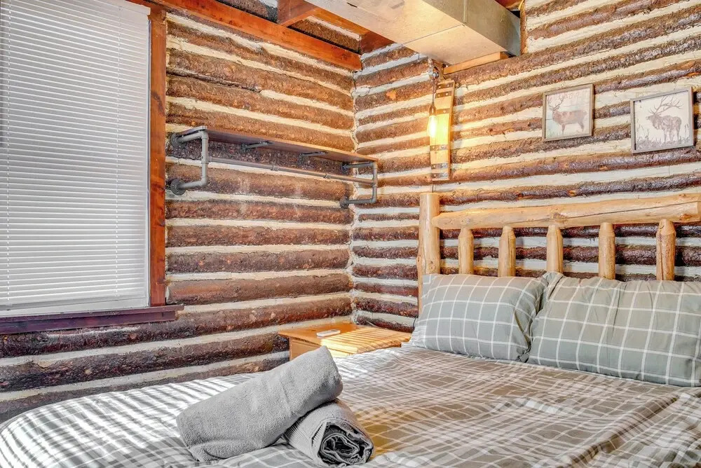Easy Interstate Access: Original Poconos Log Cabin