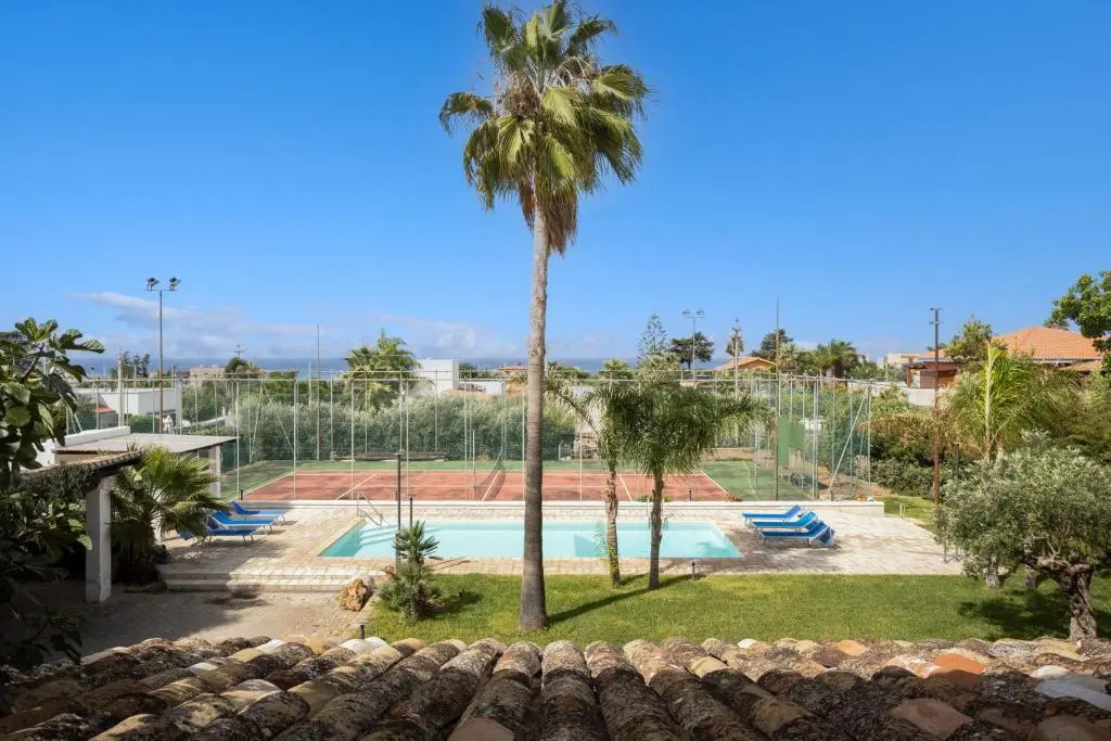 Villa a 300 Mt. dal Mare  con campo da tennis