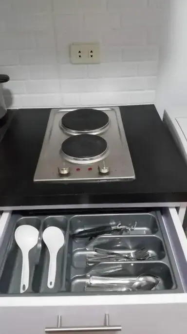 Minimalist 1 Bedroom in Alabang near Molito and ATC with WiFi & Netflix m