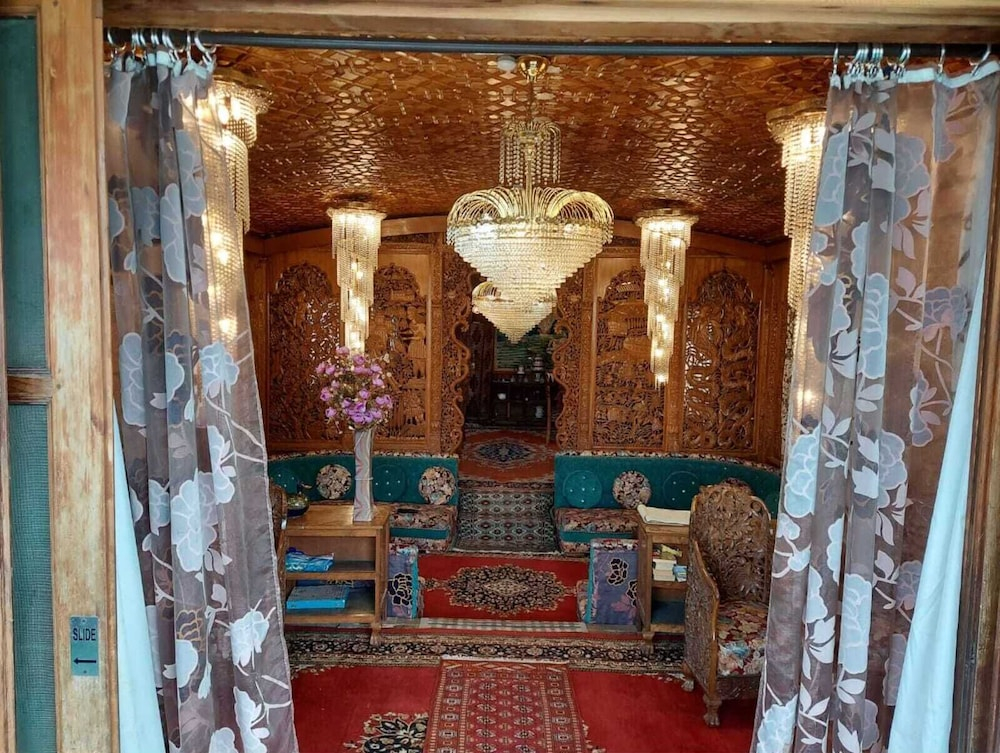DeLaila Luxury Houseboat by Shahnawaz