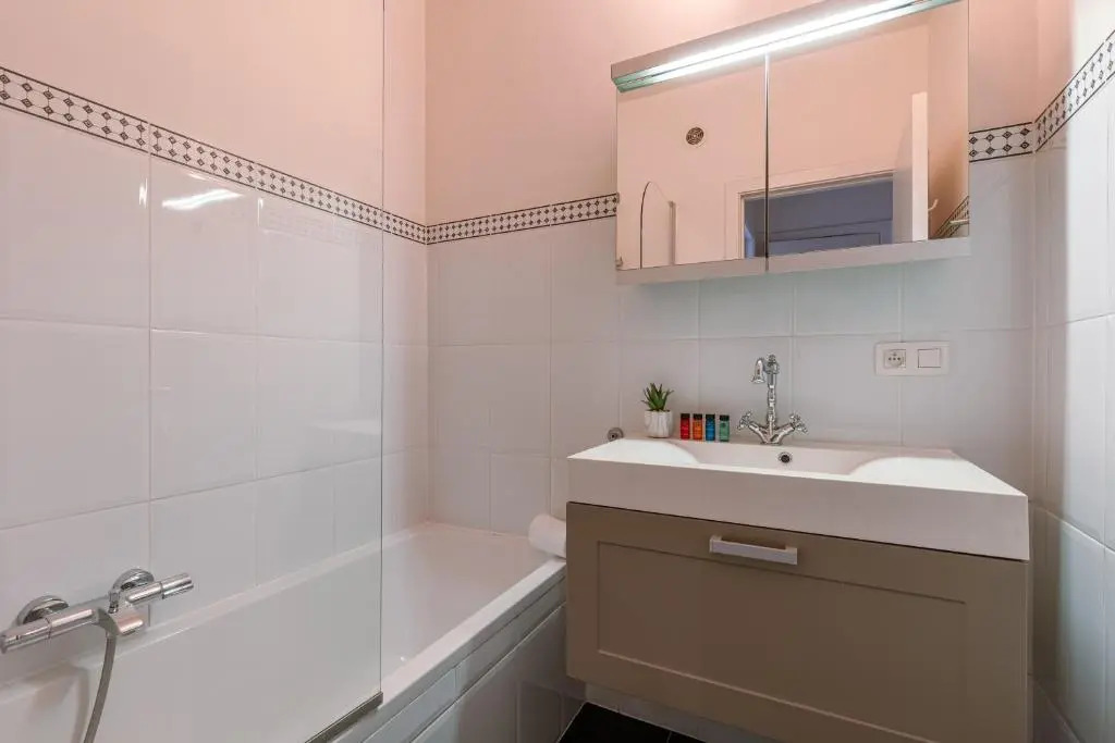 Family apartment with lovely garden and parking