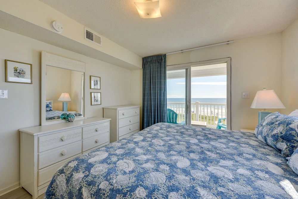 Ocean-view Condo: Walk to Windy Hill Beach!