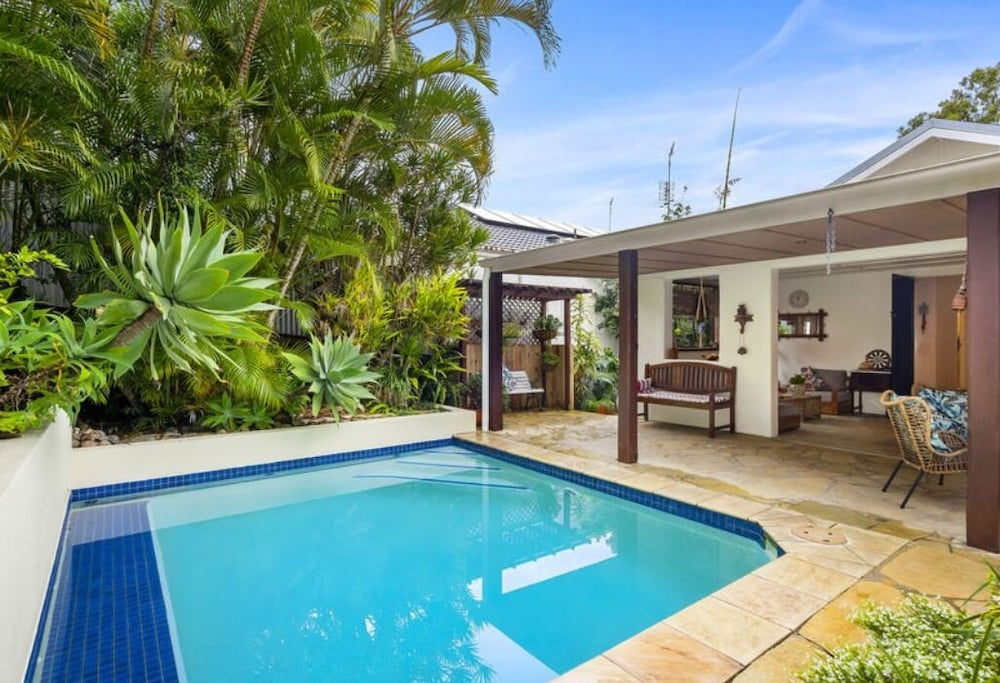 Burleigh Coastal Escape 4BR Home