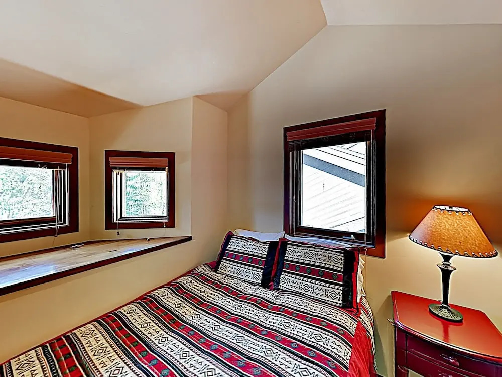 Lodge-inspired Lakeside - Walk To Lifts! 3 Bedroom Townhouse