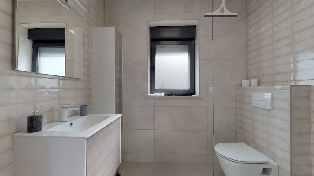 2 Bed House - Sleeps 4 - Hottub - Garden - Parking
