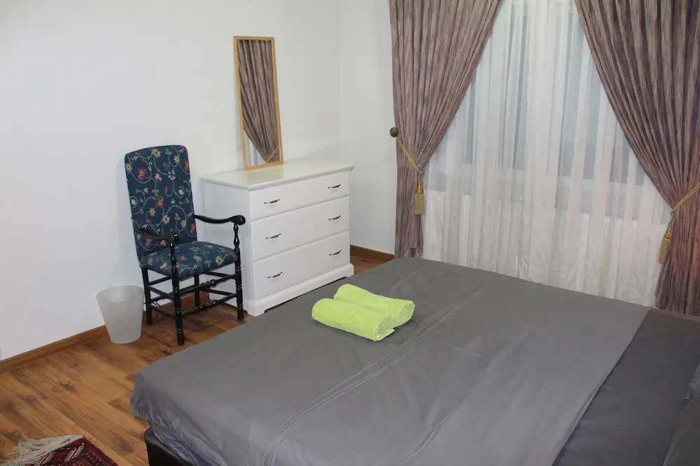 Beautiful 2 BR Apt Quiet & Private