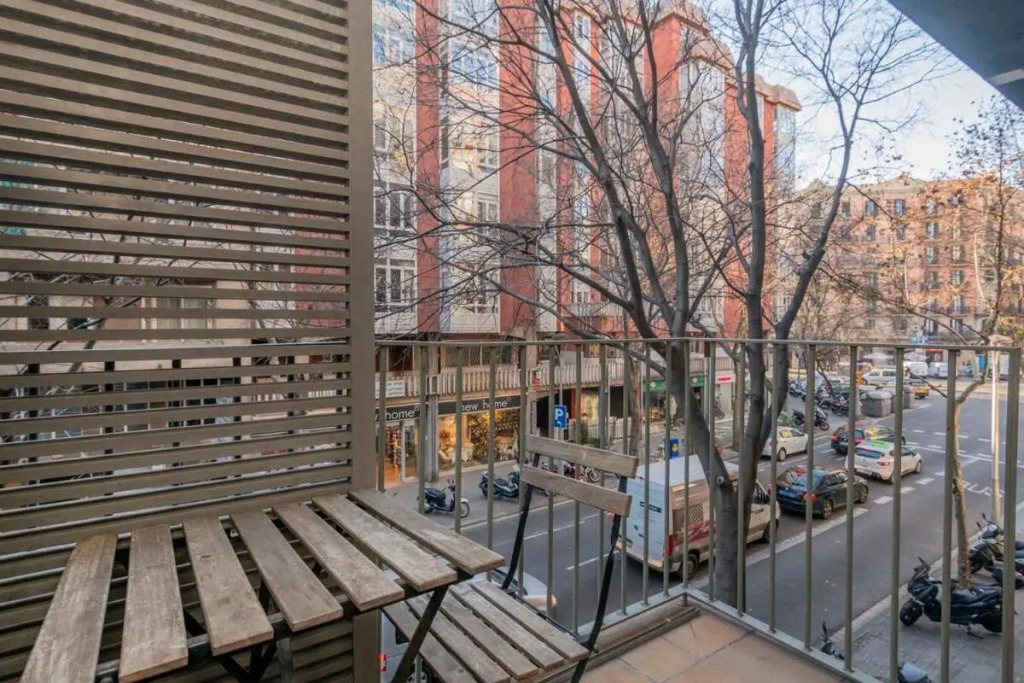 Modern and bright apartment in Eixample 1-2