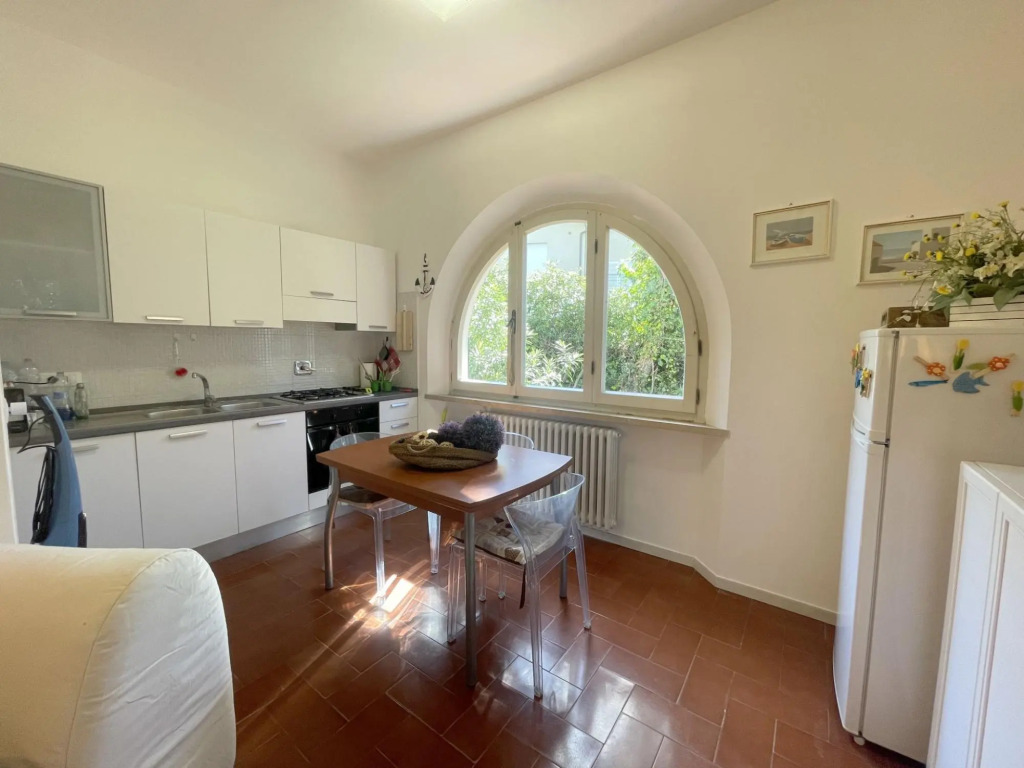 Apartment o the ground floor in villa with big garden, mt. 30 far from the sea. 3 bedrooms. Parking.-AS 11