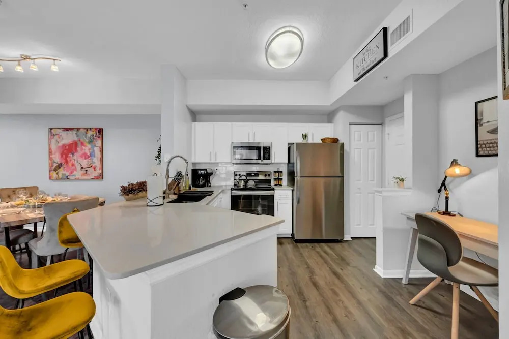 Modern 2BR 2BA King Bed Pool Gym 6