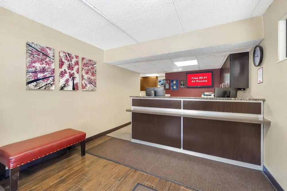HomeTowne Studios by Red Roof Buffalo - Niagara Airport