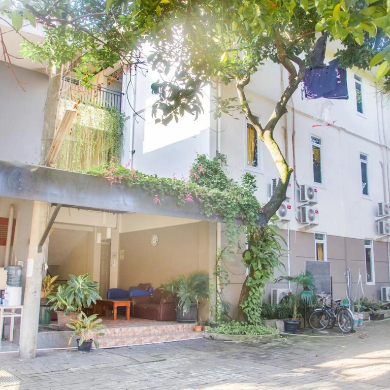 RedDoorz Plus near UPN Veteran Jakarta