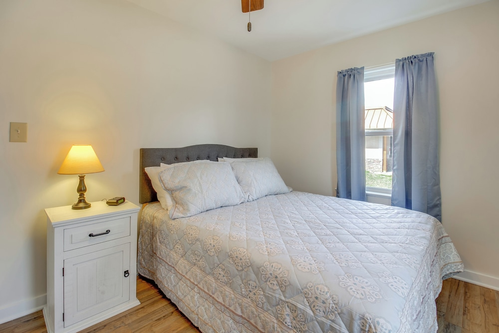 Lakes, Whiskey & More! Charming Home in Tullahoma