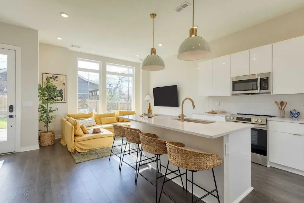 2 New Townhomes w/ Balcony, Mins to Broadway, Sleeps 16 98 Degrees & The Stage