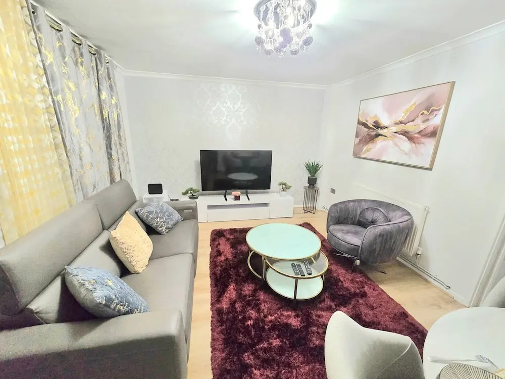 Hornchurch Cozy 2-bed Flat With Street Parking