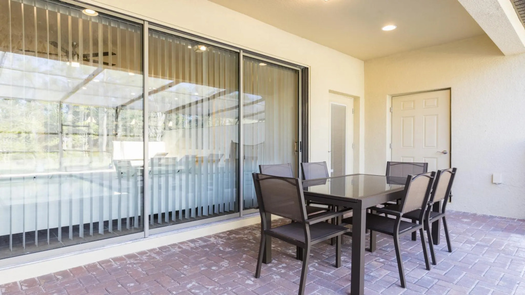 Cozy 4BR Town Home With Pool Close to Disney