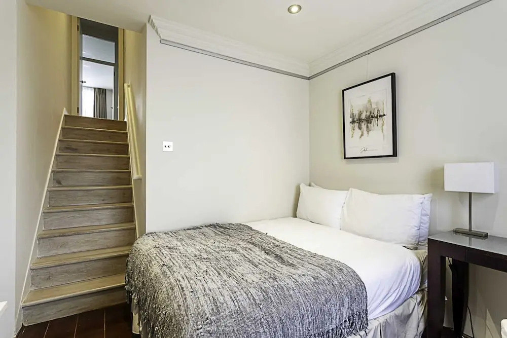 Cosy Kensington Two Bedroom Flat