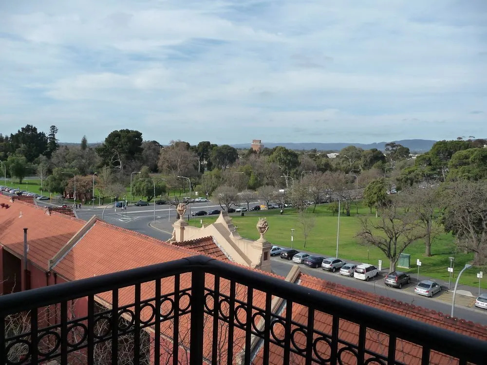 City Escape 2BD in Adelaides East End 4