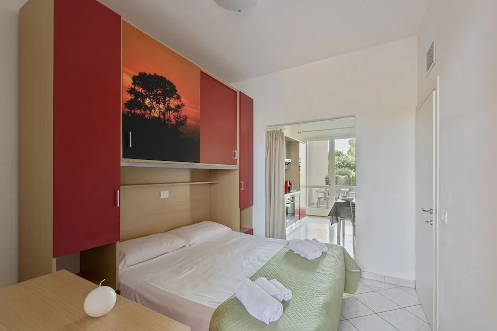 Sunny Coastal Escape in Lido