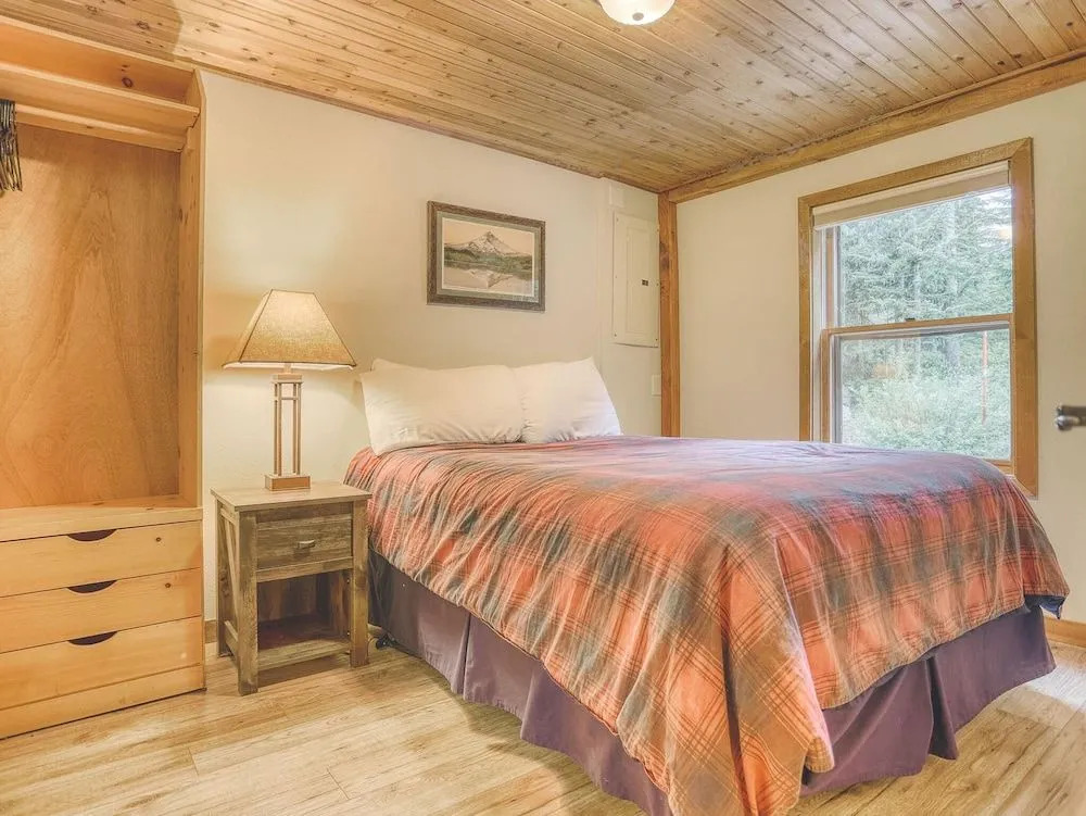 Cedarwood Lodge