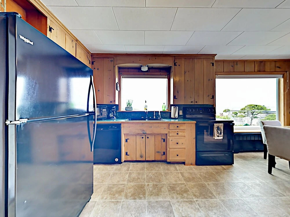 Ocean-View Beach - 6 Br Home