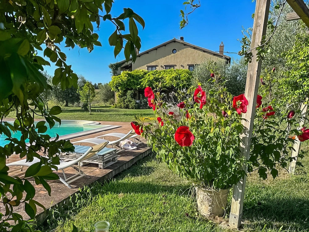 Tenuta di campagna con piscina immersa nel verde