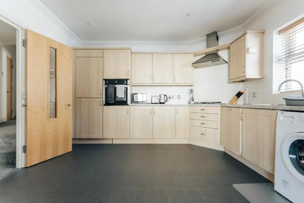 Spacious 2 bedroom flat near beach and town centre