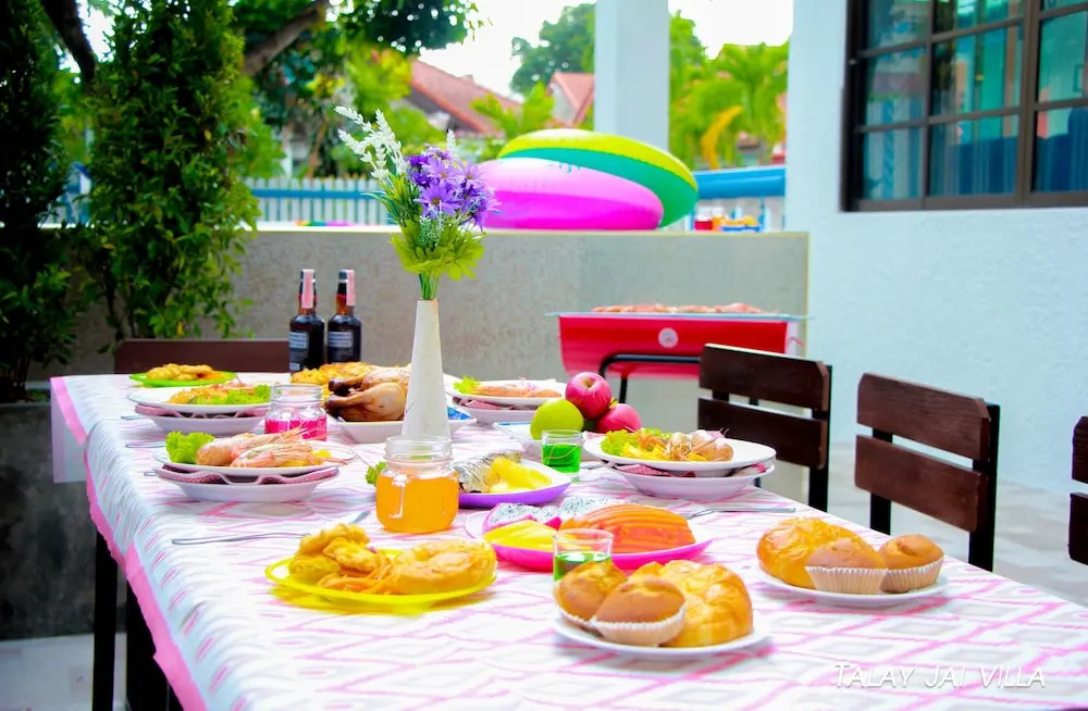 Jomtien Beach Pool Villa บ้านพูลวิลล่าติดทะเล หาดจอมเทียน
