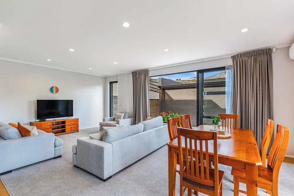 Comfy 4BR Home w Mt Wellington View Zodiak Stays