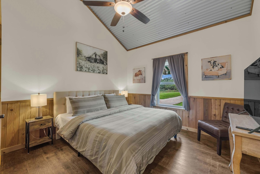 Farmhouse Charm 10 Min to Downtown, Pet Friendly!