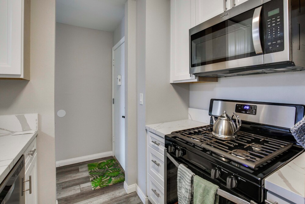 San Diego Studio w/ Pool Access, 2 Mi to Old Town!