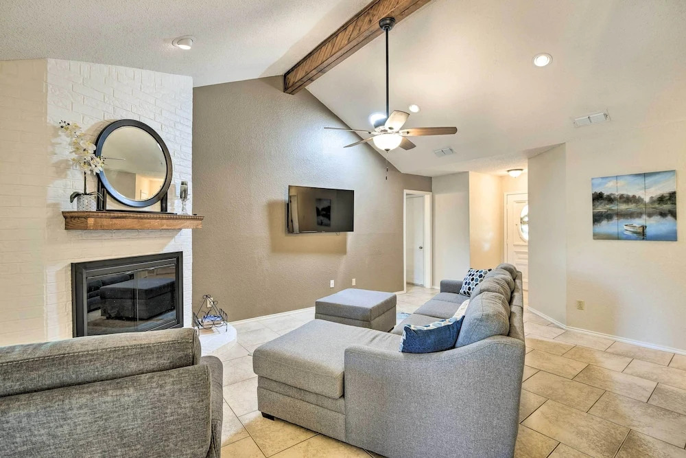 Granbury Home w/ Lake Granbury Access + Dock