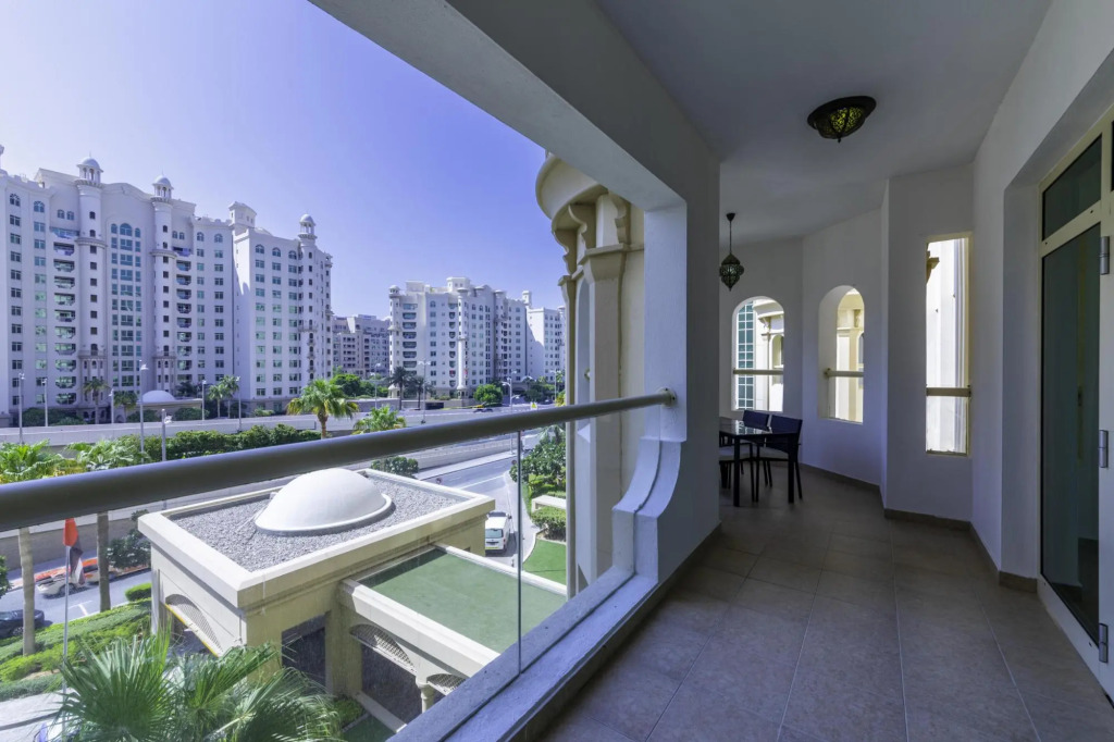 Maison Privee - Stylish Apt with Large Patio close to the Beach